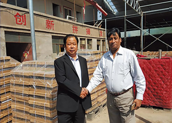 2018年4月印度客商來(lái)我公司廠(chǎng)區(qū)進(jìn)行業(yè)務(wù)洽談，李光華總經(jīng)理陪同進(jìn)行業(yè)務(wù)洽談并合影留念